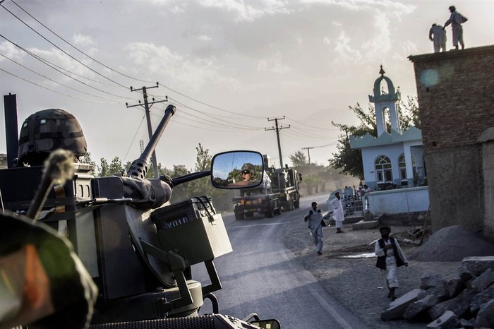 Một đoàn xe hộ tống của quân đội Pháp đi qua ngôi làng gần Kabul, Afghanistan ngày 21/9. Pháp là nước đóng góp quân nhiều thứ năm cho Lực lượng Hỗ trợ An ninh quốc tế của NATO, và phần lớn số quân này sẽ được rút về nước đến hết năm 2014.